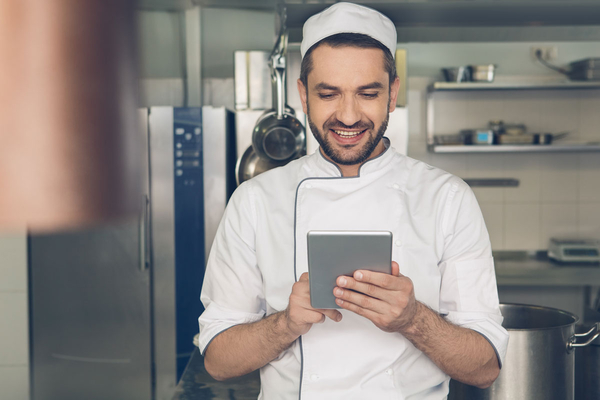 Koch mit tablet smart cuisine